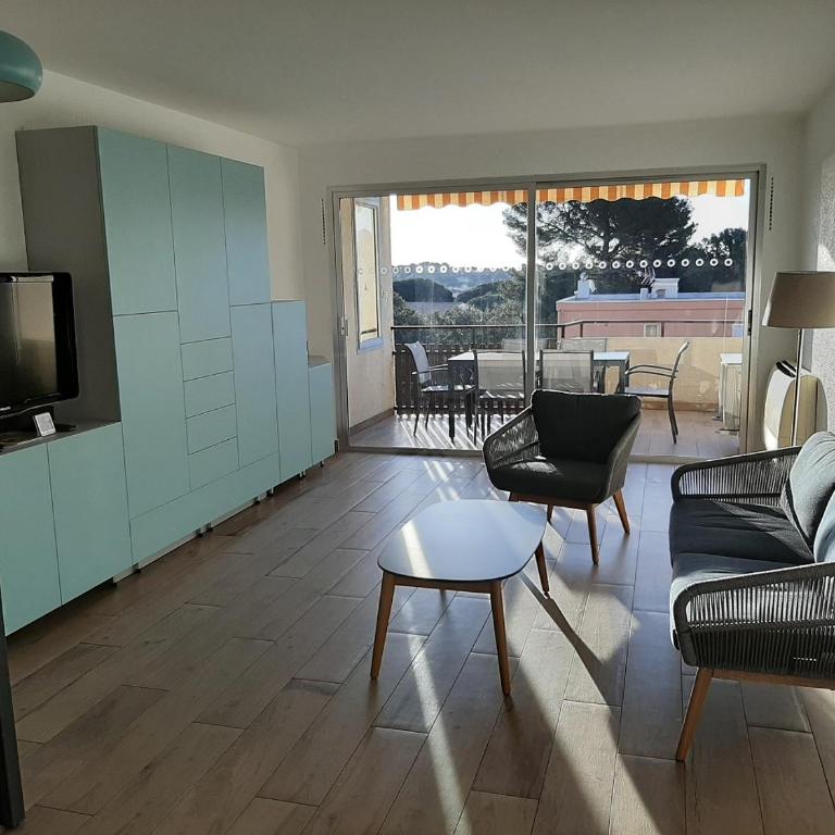 T3, 2ch, classé 3,parking gratuit sur place à 600m de la plage, des commerces ,du port proche st tropez - Appartement 2 Chambres - 20
