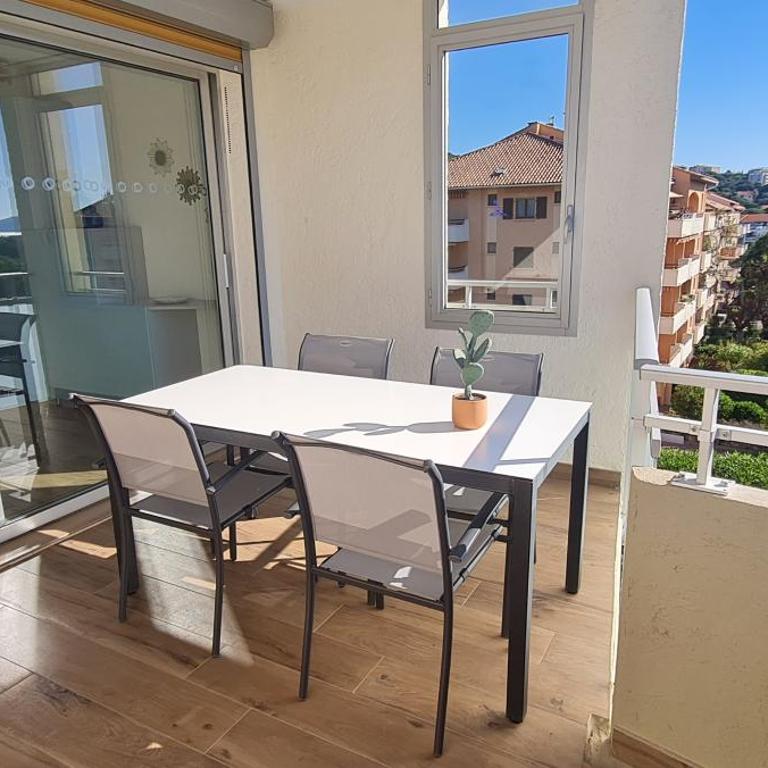 T3, 2ch, classé 3,parking gratuit sur place à 600m de la plage, des commerces ,du port proche st tropez - Appartement 2 Chambres - 11