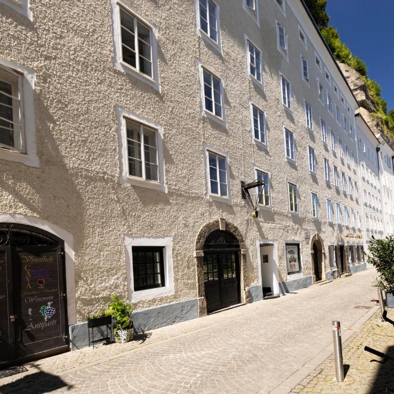Citycenter Salzburg am Ursulinenplatz - Selfcheckin Suiten - Deluxe Suite mit Kingsize-Bett - 2
