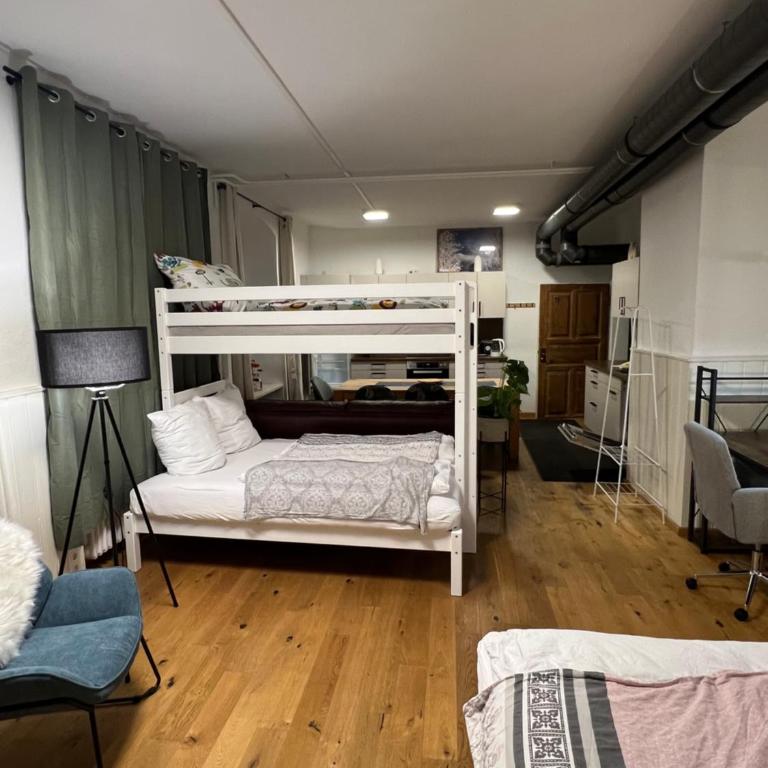 KemptenCityHostPlus-Unterkunft Charme im Denkmal - Familienzimmer mit Gemeinschaftsbad - 7