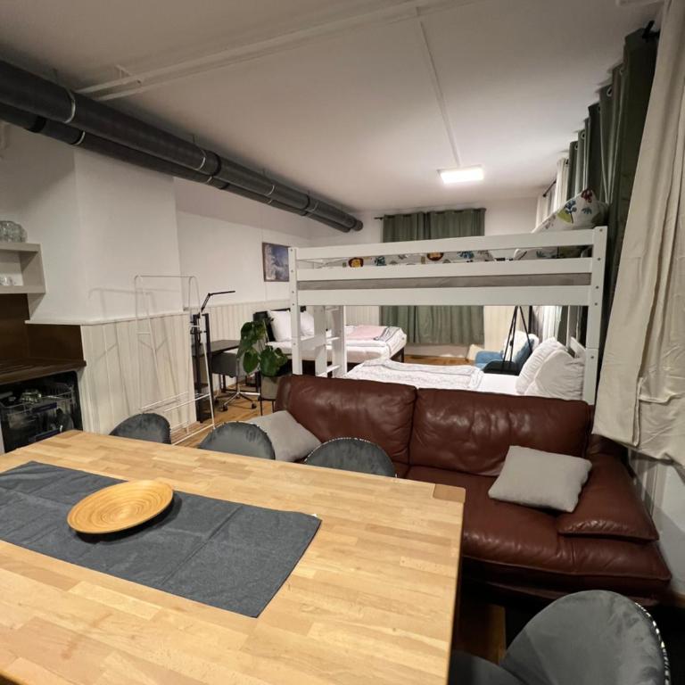 KemptenCityHostPlus-Unterkunft Charme im Denkmal - Familienzimmer mit Gemeinschaftsbad - 2