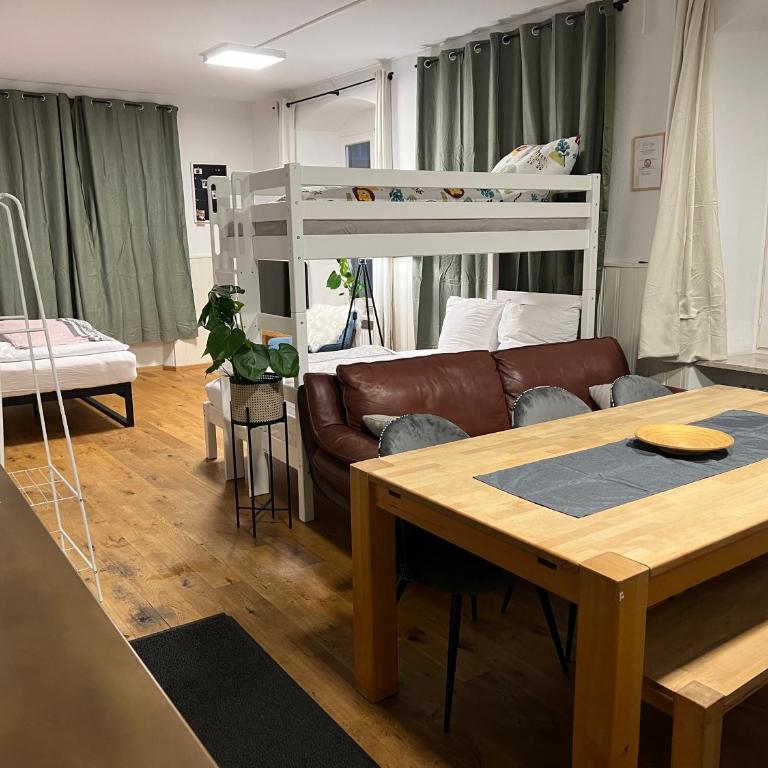 KemptenCityHostPlus-Unterkunft Charme im Denkmal - Familienzimmer mit Gemeinschaftsbad - 1