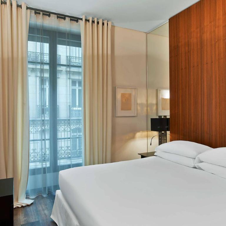 Le Metropolitan, Paris Tour Eiffel, a Tribute Portfolio Hotel - Prestige Queen Room with Partial Eiffel View - 4