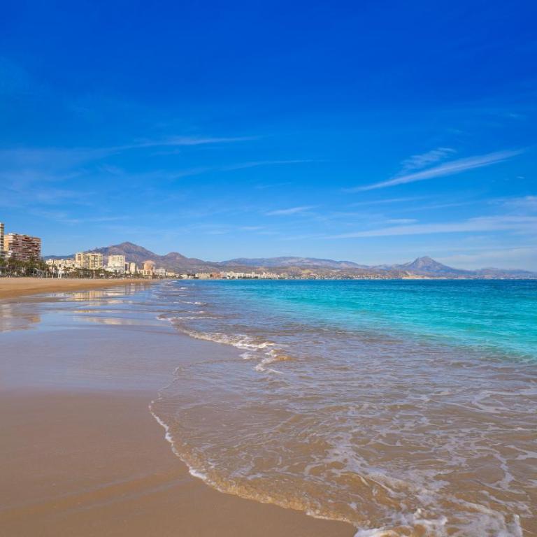 Ático a 50m del mar. Parking Gratis. A/C - Apartamento de 3 dormitorios - 29