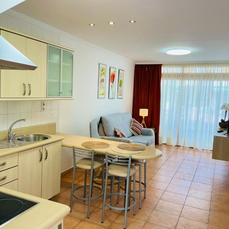 Las Brisas 51 by SunHousesCanarias - Two-Bedroom Apartment - 21