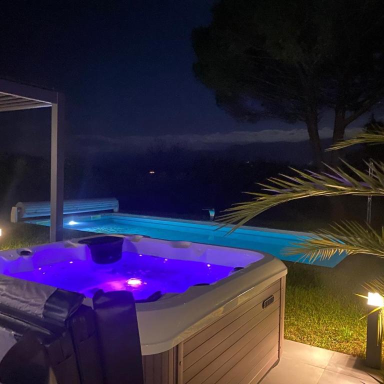 Magnifique villa avec piscine, Jacuzzi et Baignoire Balnéo - Villa - 3