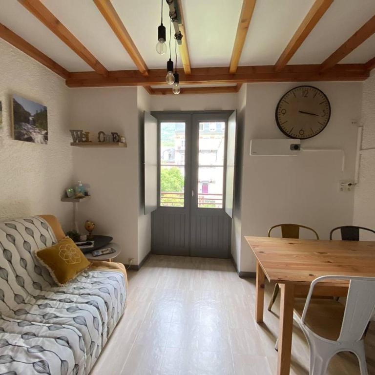 Studio confortable 4 pers. avec mezzanine et balcon au centre de Cauterets - FR-1-812-112 - Apartment - 1