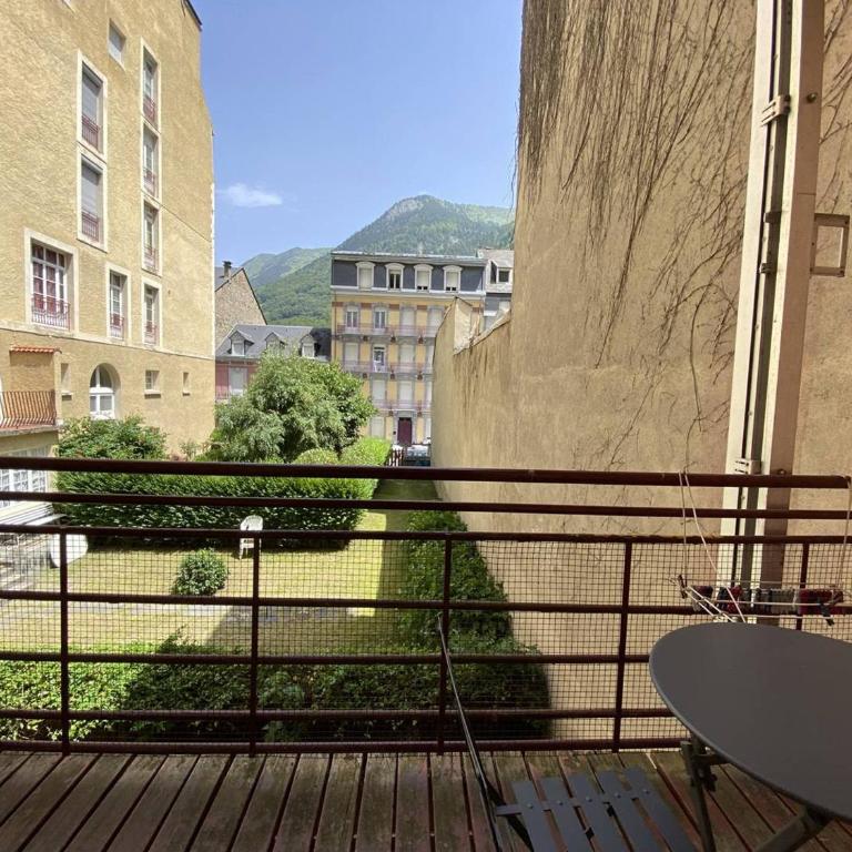 Studio confortable 4 pers. avec mezzanine et balcon au centre de Cauterets - FR-1-812-112 - Apartment - 2