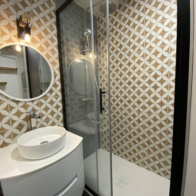 Studio confortable 4 pers. avec mezzanine et balcon au centre de Cauterets - FR-1-812-112 - Apartment - 4