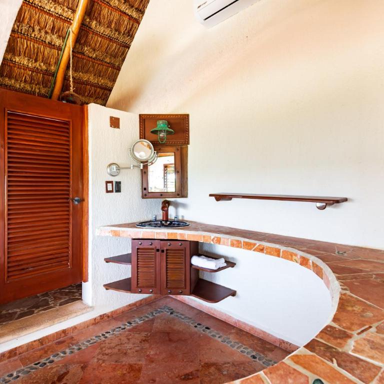 Bella Mar, Oceanfront Escape - Deluxe Queen Room - 3