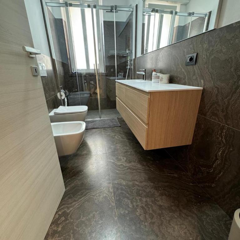 Suite Alfi Bardolino Centro Storico - Appartamento Premium con 3 Camere da Letto e Balcone - 5