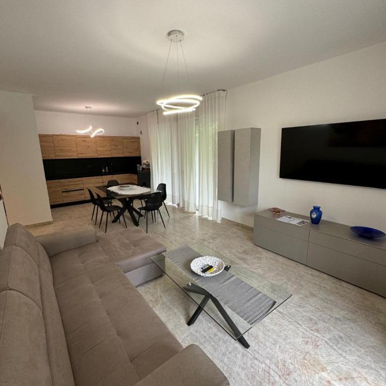 Suite Alfi Bardolino Centro Storico - Appartamento Premium con 3 Camere da Letto e Balcone - 12