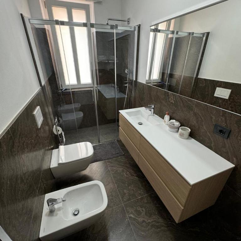 Suite Alfi Bardolino Centro Storico - Appartamento Premium con 3 Camere da Letto e Balcone - 15