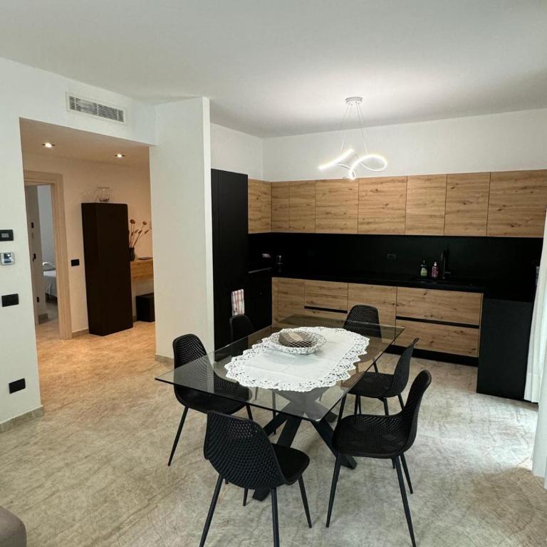 Suite Alfi Bardolino Centro Storico - Appartamento Premium con 3 Camere da Letto e Balcone - 16
