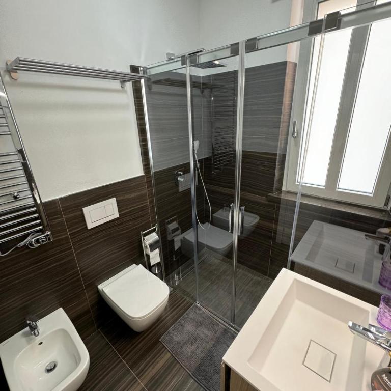 Suite Alfi Bardolino Centro Storico - Appartamento Premium con 3 Camere da Letto e Balcone - 17