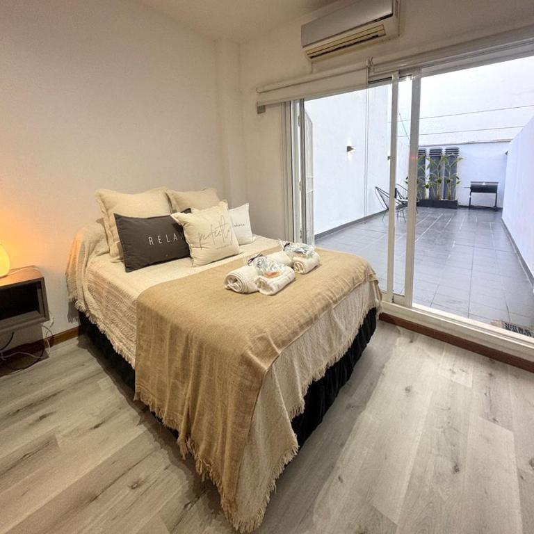 Amplio estudio con patio y parrilla a metros de la cancha de river - Apartamento de 1 dormitorio - 2