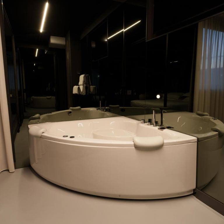 The Aries Hotel - Camera King Executive con Vasca Idromassaggio - 4