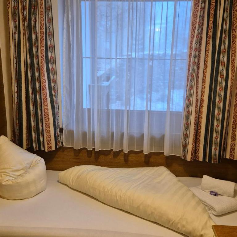 Garni Hanni - Dreibettzimmer mit Dusche - 6