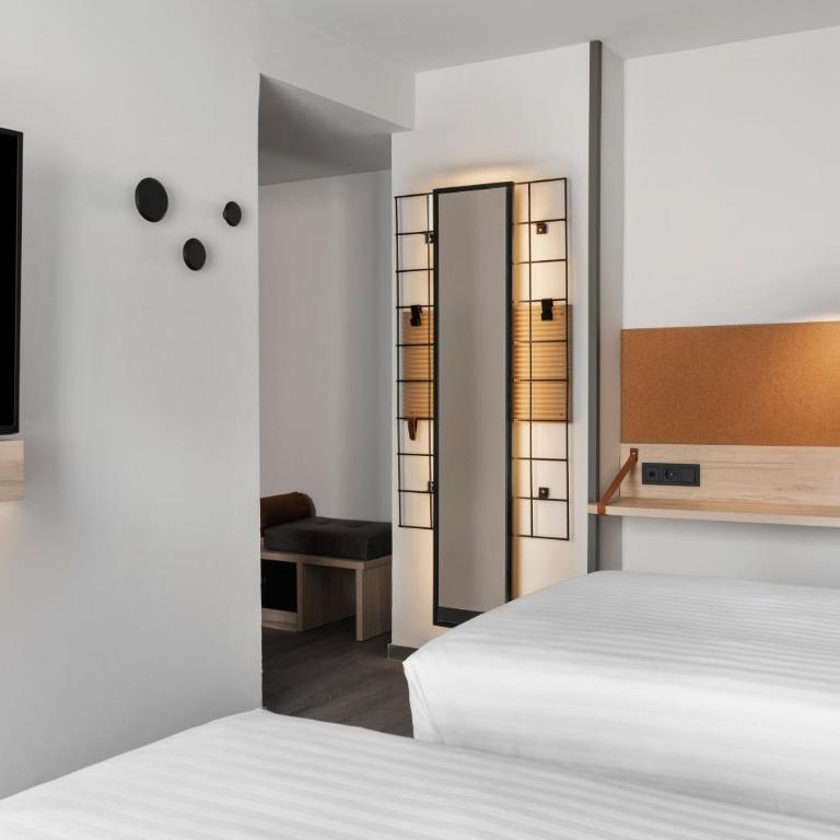 Moxy Barcelona - Moxy Twin Room with Balcony - 5