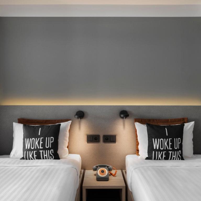 Moxy Barcelona - Moxy Twin Room with Sofa Bed and Balcony - 3