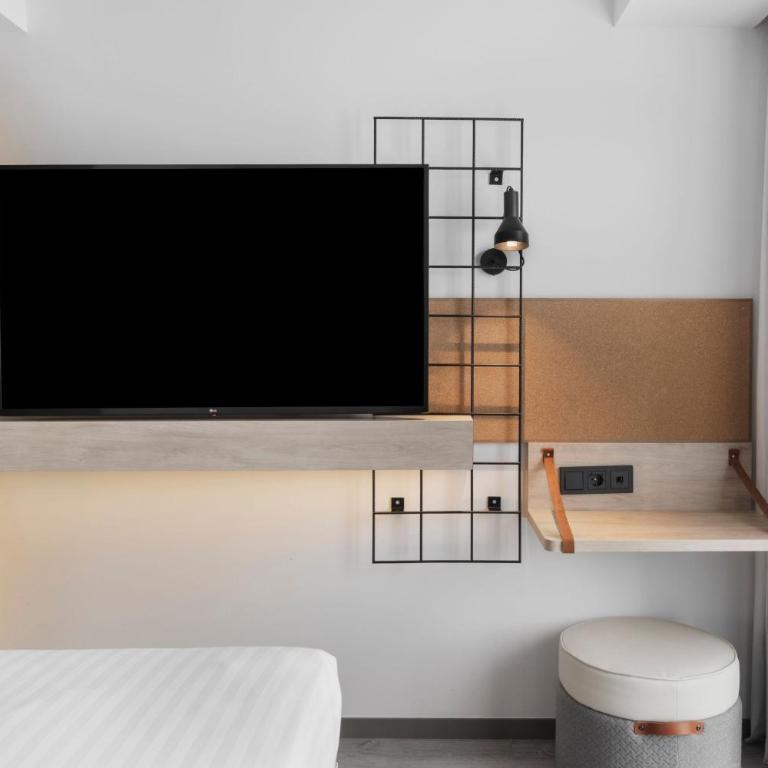 Moxy Barcelona - Moxy Single Room with Balcony - 3