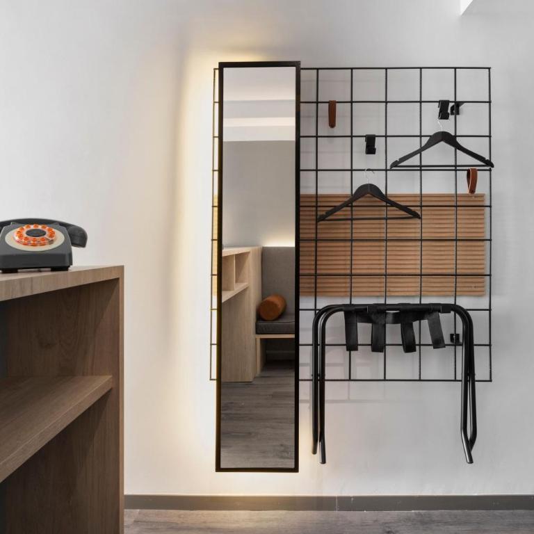 Moxy Barcelona - Moxy Queen Room with Balcony - 7