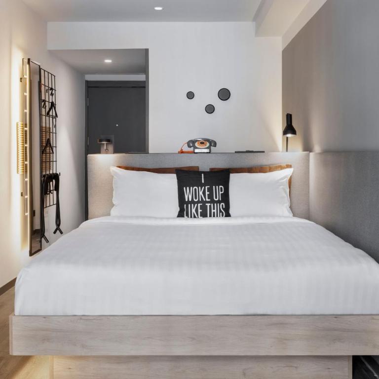 Moxy Barcelona - Moxy Queen Room with Balcony - 9