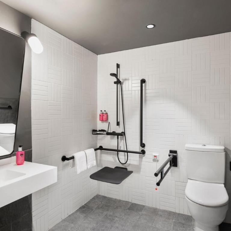 Moxy Barcelona - Moxy Queen Room with Balcony - 14