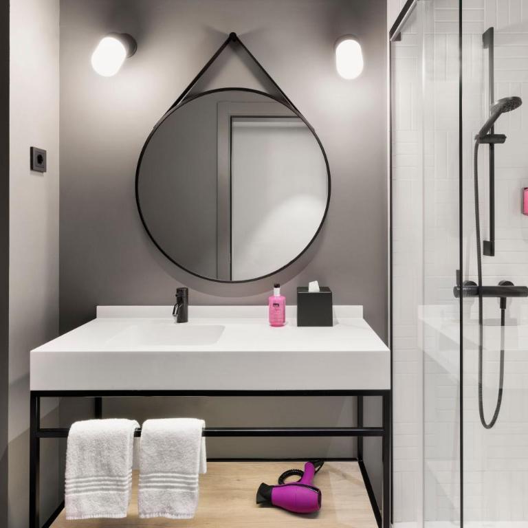 Moxy Barcelona - Moxy Twin Room with Balcony and City View - 9