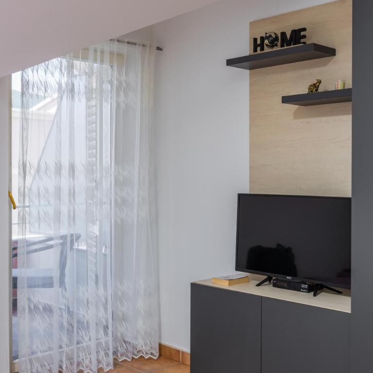 Adzic Apartments - Studio with Balcony (2 Adults) - 40