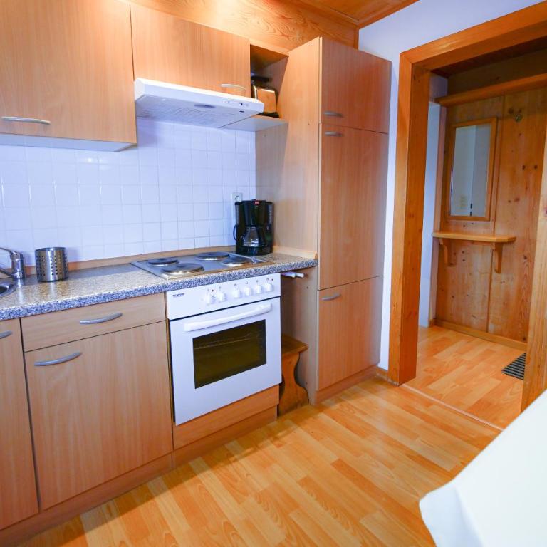 Faltenbach Ferienwohnungen in Oberstdorf - Apartment mit 1 Schlafzimmer, Balkon und Bergblick - 3