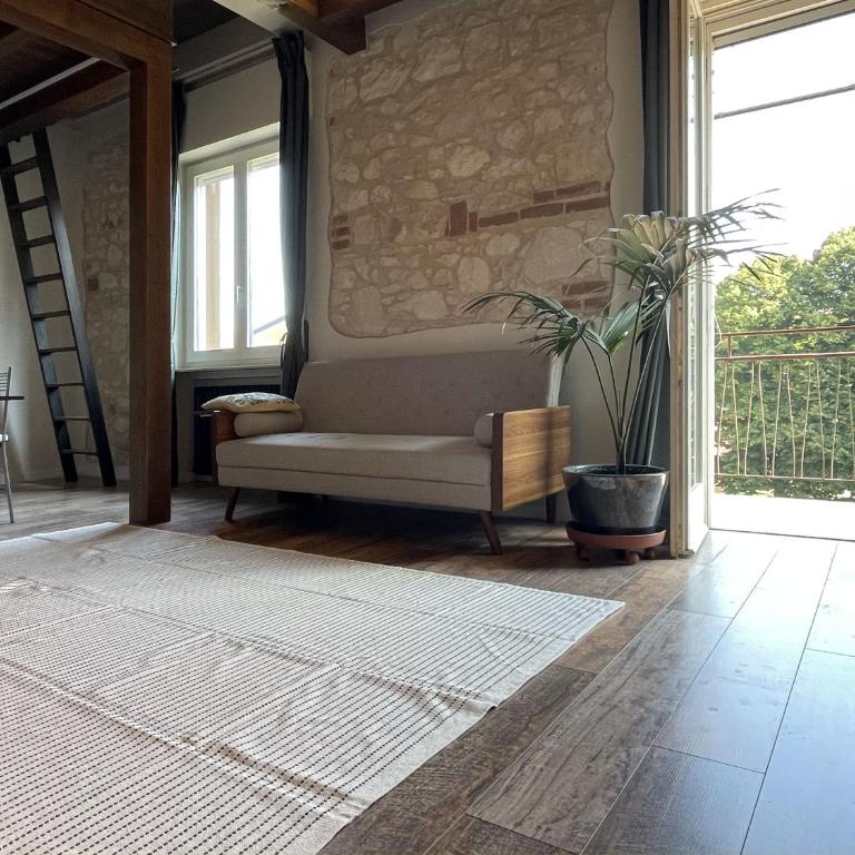 Holyday Luxury Apartment with Jacuzzi Tub - Two-Bedroom Apartment with Balcony - 9