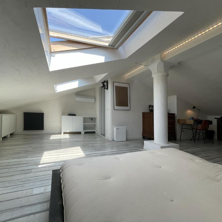 Holyday Luxury Apartment with Jacuzzi Tub - Two-Bedroom Apartment with Balcony - 11
