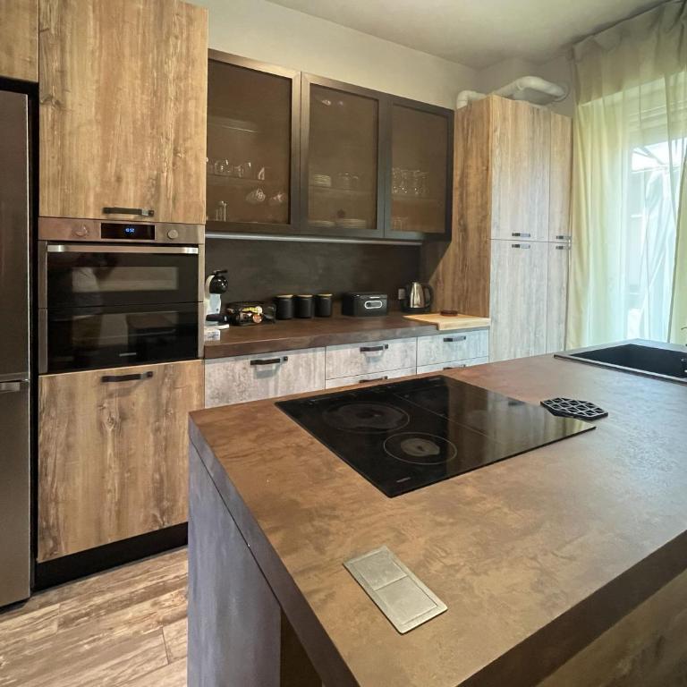 Holyday Luxury Apartment with Jacuzzi Tub - Two-Bedroom Apartment with Balcony - 12