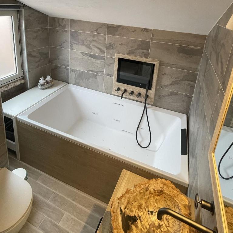 Holyday Luxury Apartment with Jacuzzi Tub - Two-Bedroom Apartment with Balcony - 13