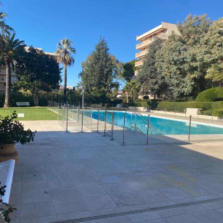 Appartement Juan-Les-Pins, 4 pieces, 80m2, Residence Luxe Piscine Tennis - Appartement 3 Chambres - 59