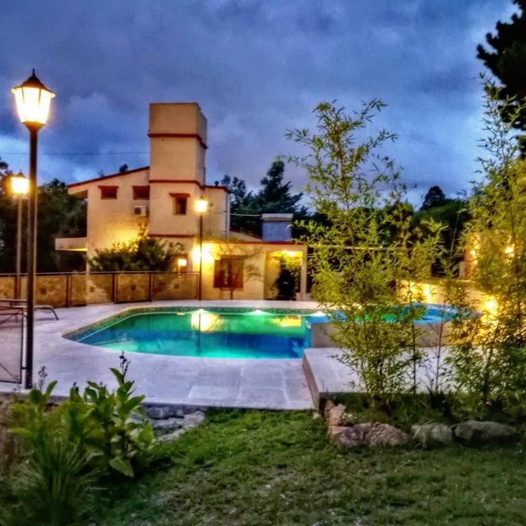 Hermosa casa de veraneo con pileta - Three-Bedroom House - 22