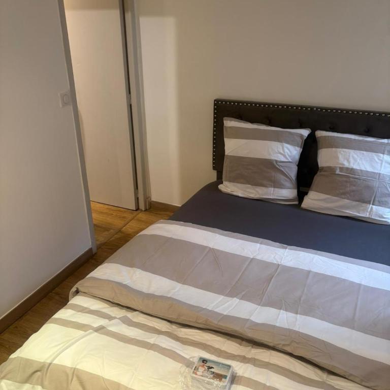 HYPER CENTRE dans remparts vieille ville 1er étage , possible tout faire a pieds - Appartement 1 Chambre - 20