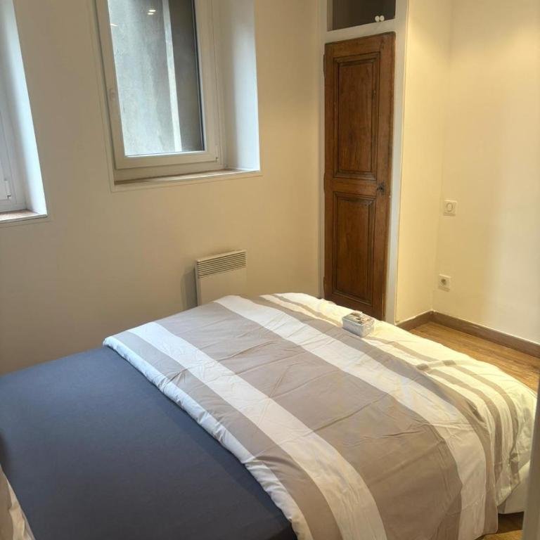 HYPER CENTRE dans remparts vieille ville 1er étage , possible tout faire a pieds - Appartement 1 Chambre - 18