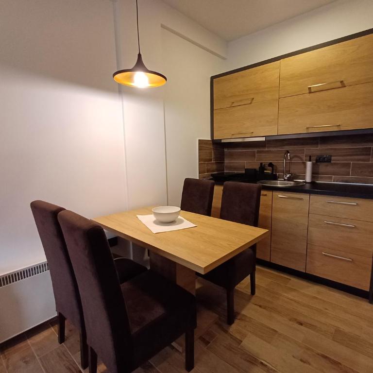 View N52A - Studio - 8