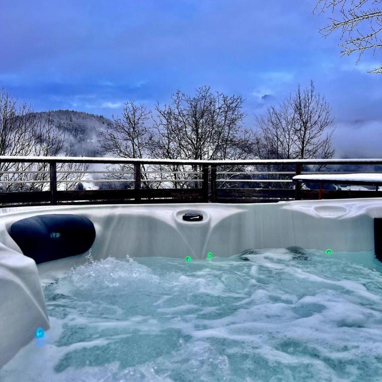 Charming family Chalet for 8 people, with private Hot Tub - Chalet - 20