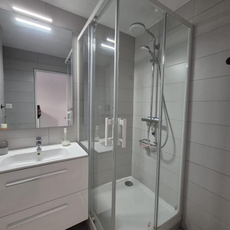 T2 Lumineux tout équipé avec piscine, parking privé et plage à 300m - Appartement 1 Chambre - 9
