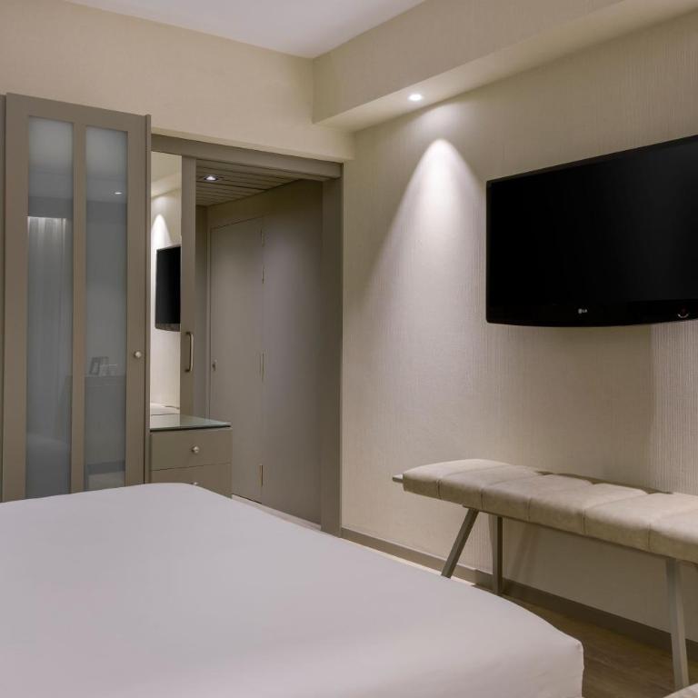 AC Hotel Carlton Madrid by Marriott - Standard Queen Room, Guest room, 1 Queen - 3