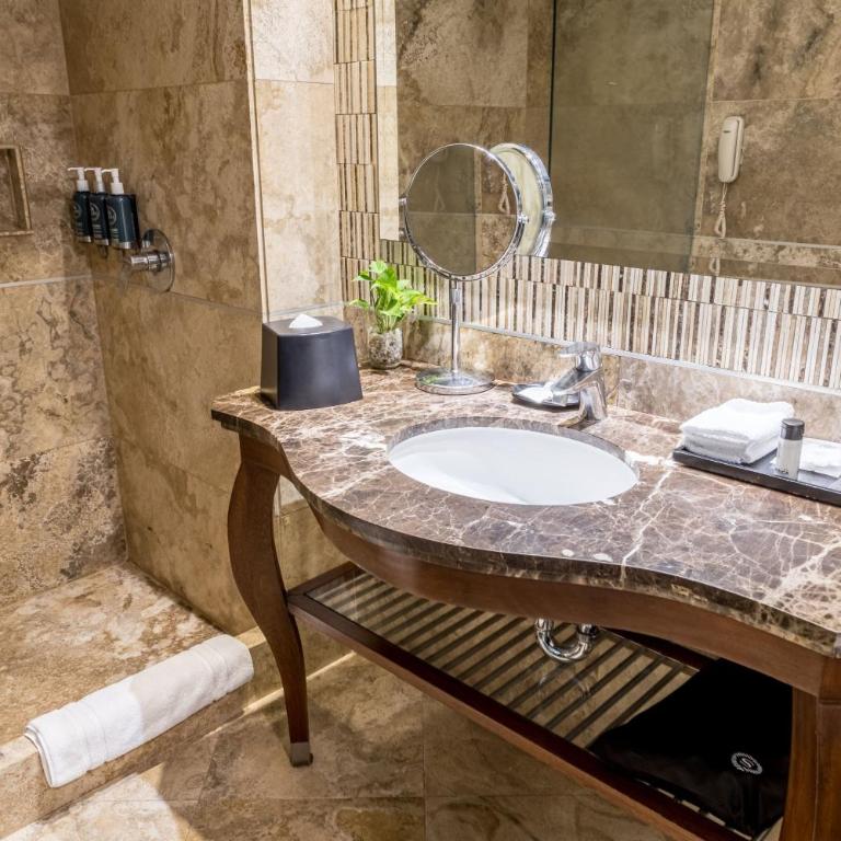 Sheraton Guayaquil - Habitación Deluxe con cama extragrande - Planta alta/renovada - 2