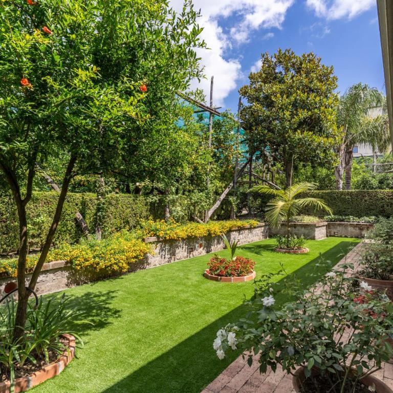 Romantic Garden - Three-Bedroom Villa - 27