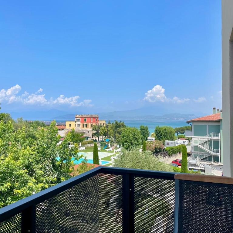 Plaza Lago di Garda Rooms - Rooftop, Lakeview & Jacuzzi - Deluxe Double Room with Balcony and Partial Lake View - 6