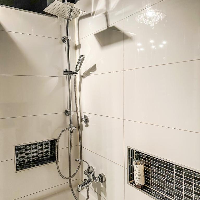 KATIES Apartments Augsburg I Zentral I 4 Zimmer I 7 Personen I 2x Parken I Nintendo Switch I DisneyPlus I E-Kamin - Appartamento con 3 Camere da Letto - 32