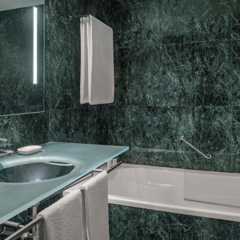 AC Hotel Valencia by Marriott - Standard Room Queen, Guest room, 1 Queen - 2