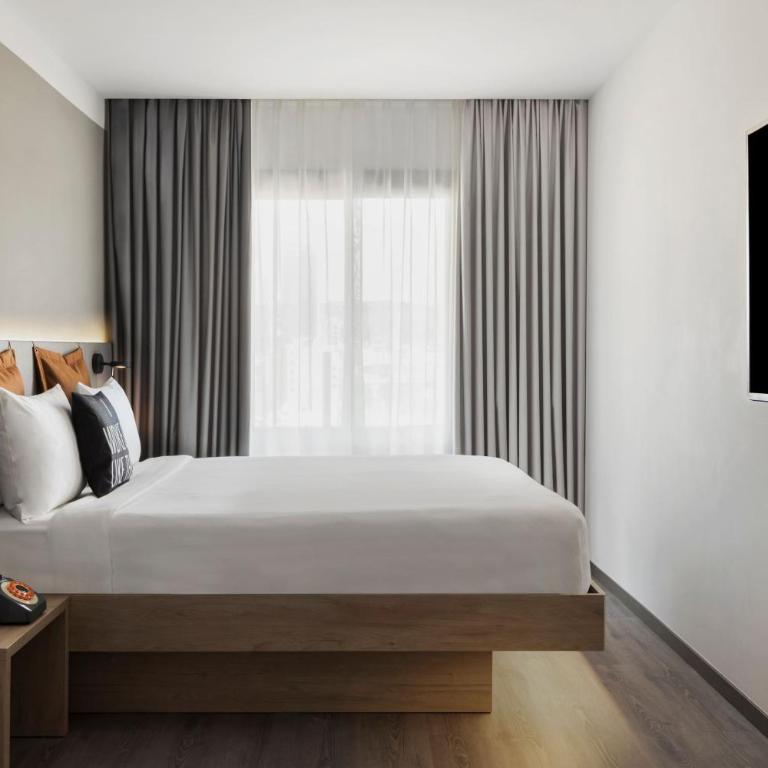 Moxy Barcelona - Moxy Queen Room with City View - 4