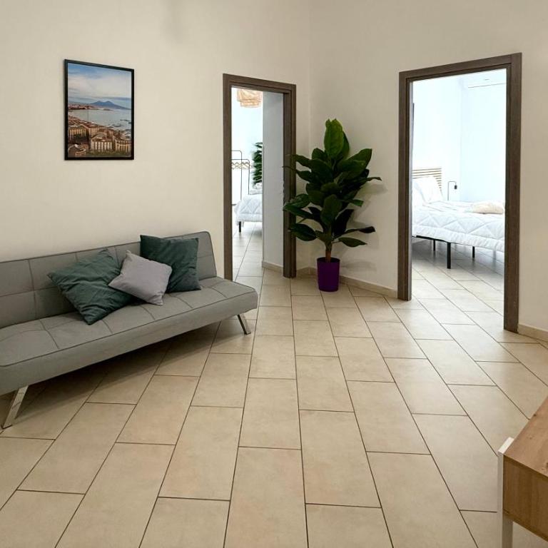 Cozy Central Apartment Napoli - Three-Bedroom Apartment - 31